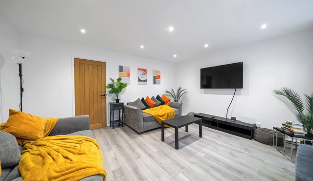 Brixton 4BR House - Parking -Wifi - Mid-Long Stays