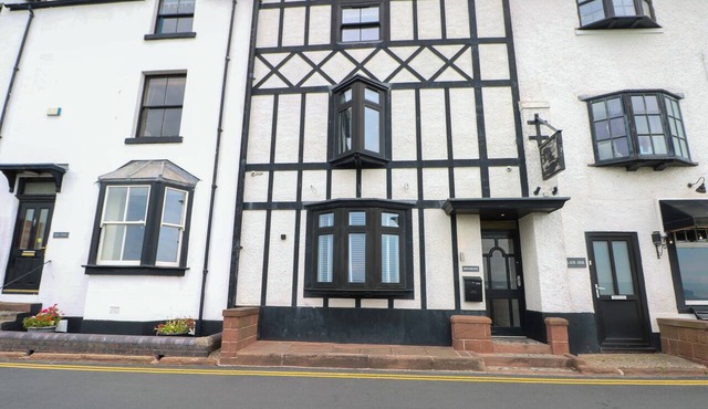 BROAD BEAMS, pet friendly, country holiday cottage in Neston