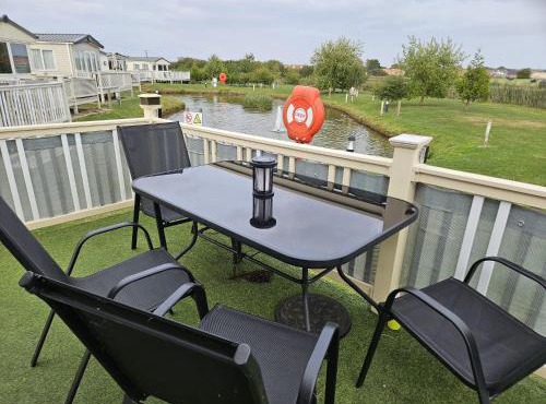 Buckley's Retreat - 3 Bedroom Family Caravan overlooking fishing lakes at Golden Palm Resort