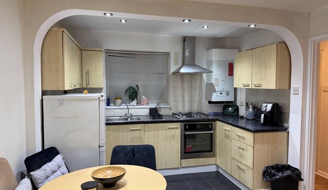 Bungalow Sleeps 4 with Free Parking and Garden