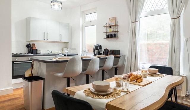 By the beach & 10 minutes from Swansea city centre