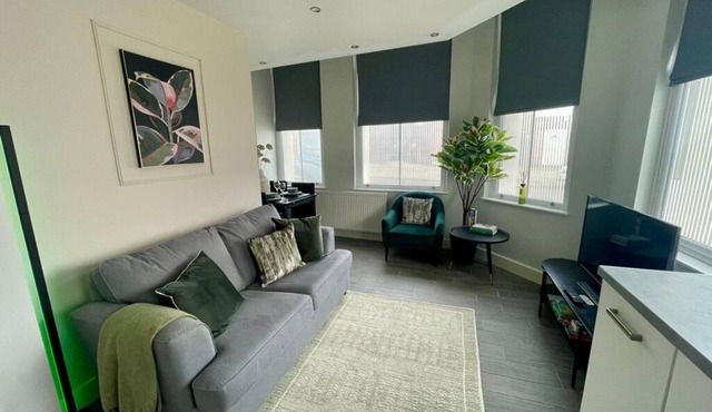 By Woolton Village | Free Parking | Near Airport