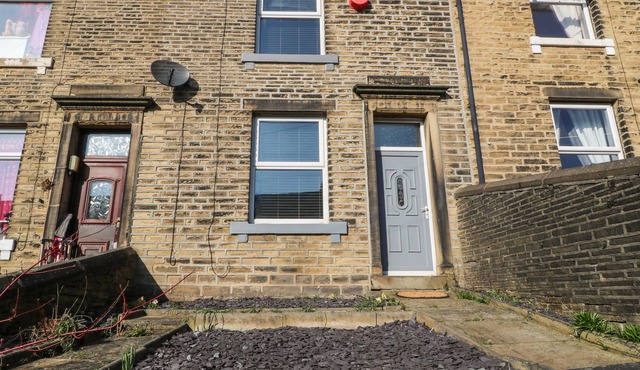 CALDER COTTAGE, character holiday cottage in Sowerby Bridge