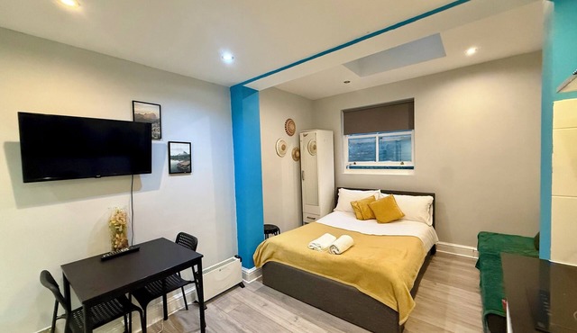 Camden cozy studio sleeps 4