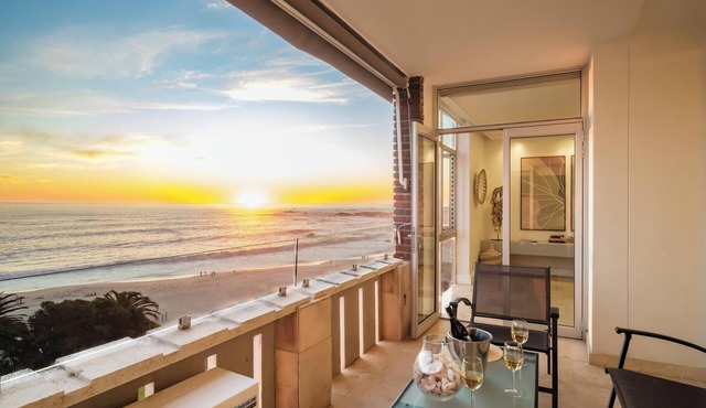 Camps Bay Beachside 2bed w Sea View Cloud 9 in Cape Town