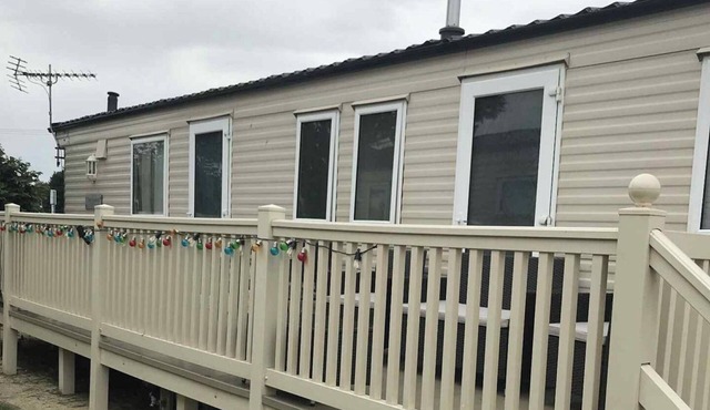 Caravan - Sleeps 8 - Decking - Pets Ok - Parking