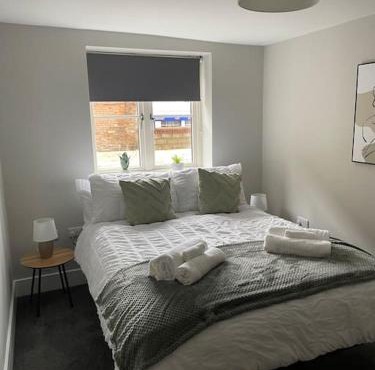 Cedar House by ShortStays4U A modern 2 bedroom house with free parking in town centre!