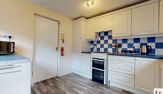 Central 5 Bedroom House with Parking