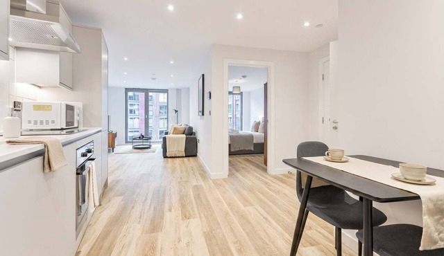 Central 1BR Birmingham Apt with Balcony