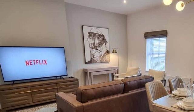 Central Altrincham Luxury Flat | King Beds