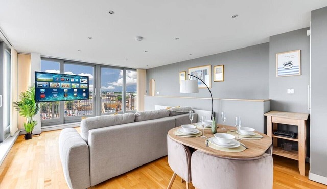 Central Bedford Penthouse with Balcony & Parking