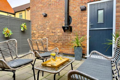 Central, dog friendly, private courtyard