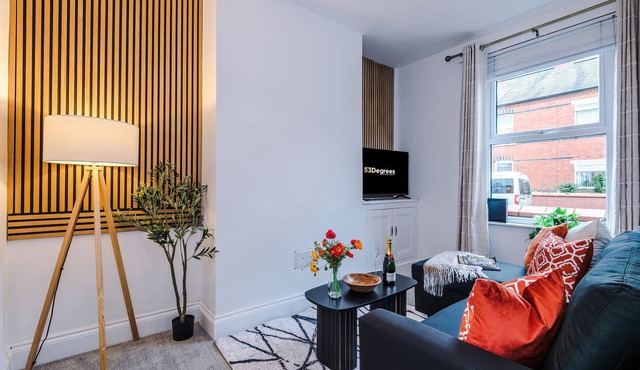 Central 2 Bed in Wrexham, Sleeps 6 with Parking! in Wrexham Principal Area