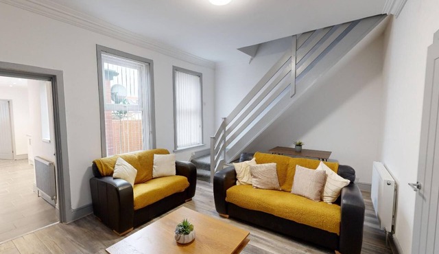 Central, Stunning 3-bed House - Free Parking