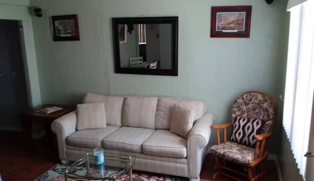 Charming 2-bedroom cottage in enjoyable Pinellas Park with AC, WiFi, and more in Pinellas Park