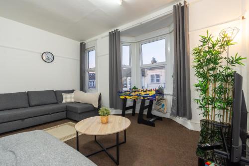 Charming 2BR Cottage Flat Sleeps 10 Central Line