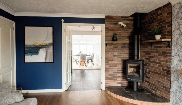 Charming 3-Bedroom House with Jacuzzi in Stewartby