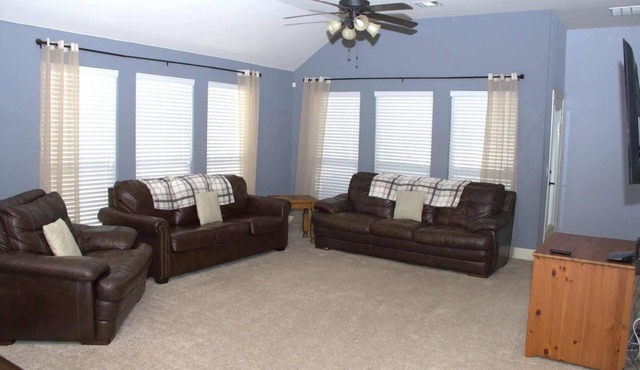Charming 4-bedroom house with Greenbelt views in Oak Point in Oak Point