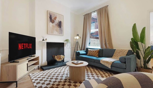 Charming 4BR Retreat in Hull | Sleeps 8 | by Stay With Us