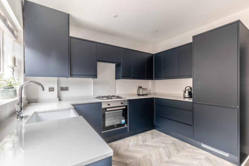 Charming cottage in WINDSOR - WALK TO CASTLE &SHOPS! - By Tempstay