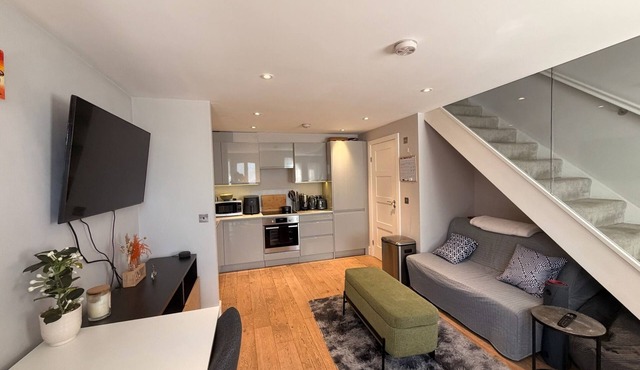 Charming Mews House located in the vibrant Teddington Town, Central London