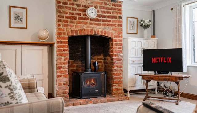 Charming Suffolk Cottage, 3 Bedroom + Parking