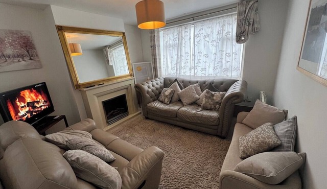 Charress House, 5/6 Bedrooms, 9 beds, 3 bathrooms Contractors/Friends/Families.