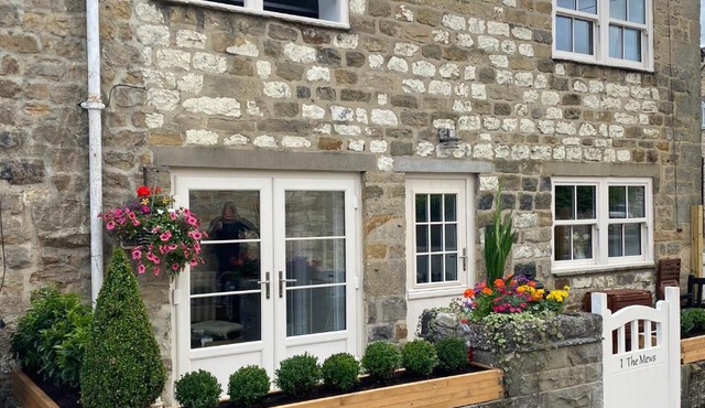 Cheerful 2 Bed Cottage with indoor fireplace