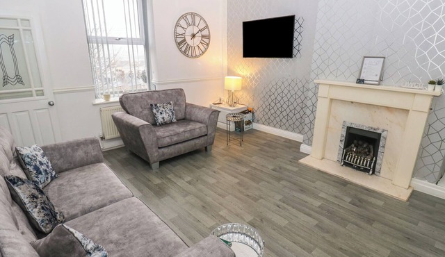 CHESTNUT LODGE, pet friendly, with a garden in Shipley