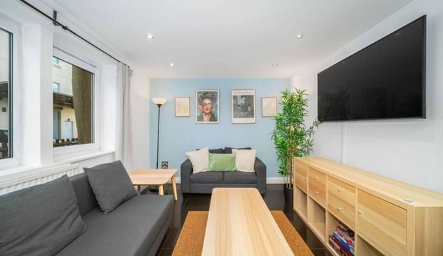 Chic Arlington Home | Walk to Angel & King’s Cross