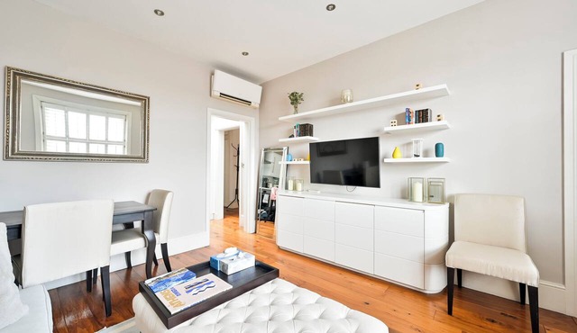 Chic Chelsea Flat with Central A/C & Lift