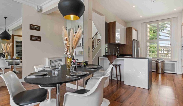 Chic Chelsea maisonette with 2 terraces