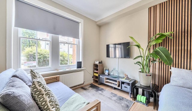 Chic Flat Hideaway with Private Courtyard - Pass the Keys