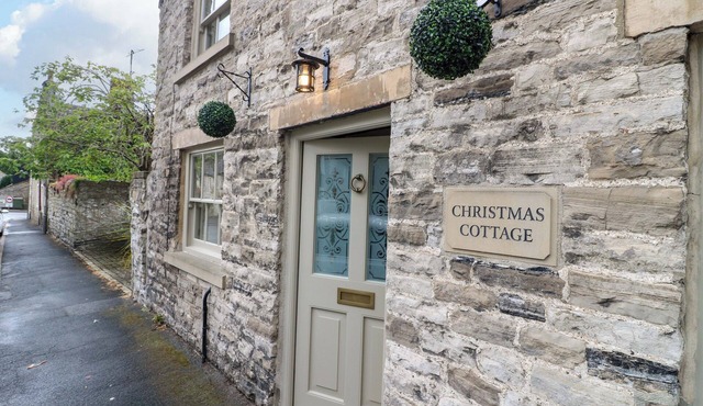 CHRISTMAS COTTAGE, romantic, luxury holiday cottage in Bakewell