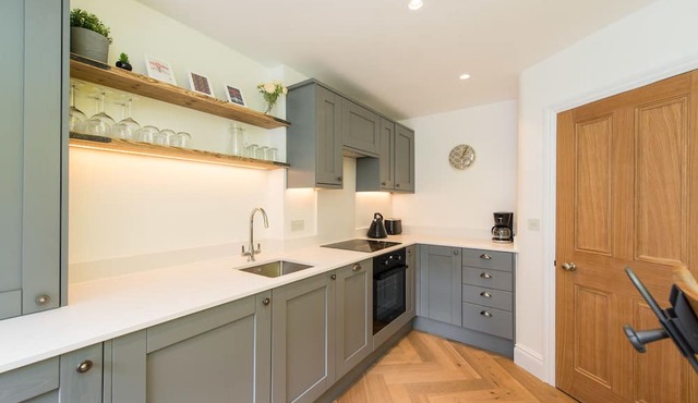 City Centre, Newly Refurbished Stylish Apartment