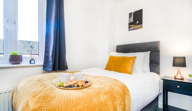Classy 3-Bed House, Accommodates 6, High-speed Wi-Fi, Ideal for Long Term Stays