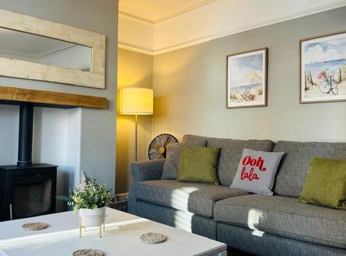 Coast House Cromer - Sleeps 15, hot tub, sea views in Cromer