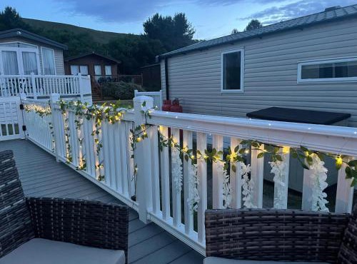 Coastal Retreat! 2-Bed Cabin with Sun, sea, big sky!