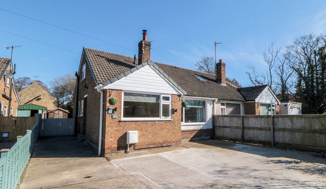 COASTAL RETREAT, pet friendly, with a garden in Burniston