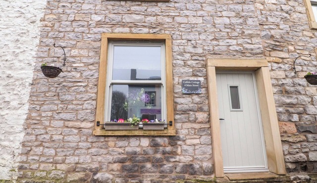 COBBLE COTTAGE, with open fire in Gisburn