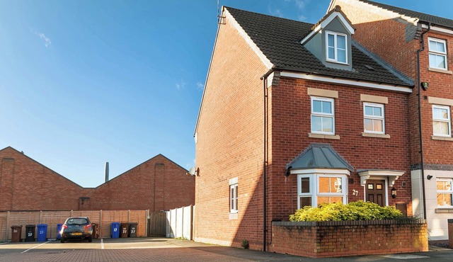 Comfortable 4 Bed Townhouse - Sleeps 9, Private Garden, Free Parking