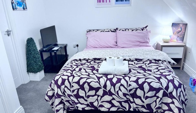 Comfortable En-suite room in peaceful Hampton Home