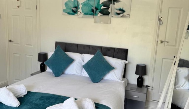Comfy 3-Bedroom Home, Patio, Wi-Fi & Parking