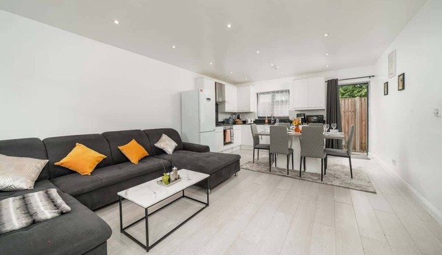 Comfy 3BR House | Near Tottenham Stadium | Parking