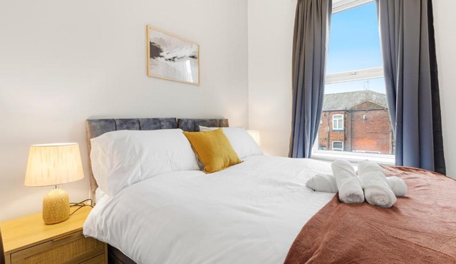 Comfy & Spacious Home, Fast Wi-Fi , free Parking, Sleeps 7 , Long Stays Welcome, Bury city centre