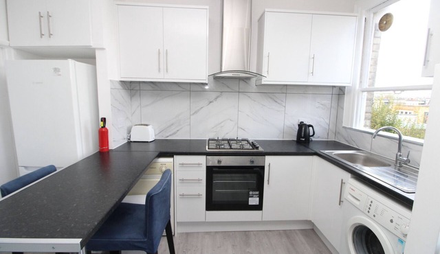 Commuter’s Dream: 5 Mins from Clapham Jct Station