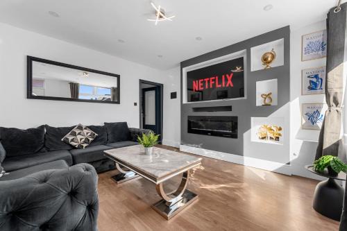 Contractor-Friendly Bolton Home 3BR & Games Room