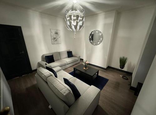 Contractors, Groups 4xBedRooms 5xDouble Beds, Close to City free parking sleeps x 10 WiFi ,Netflix,LGI Check Reviwz