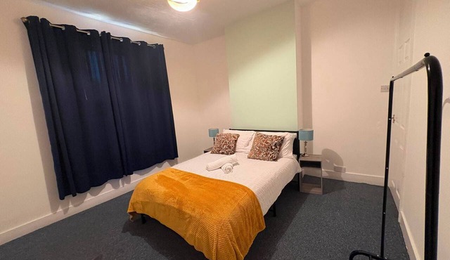 Convenient 3-Bed Home near M4, Reading University, Shops and Takeaways