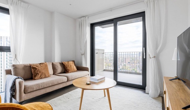Cool Elephant & Castle 2BR w/Gym & Security, nr Unis, by Blueground
